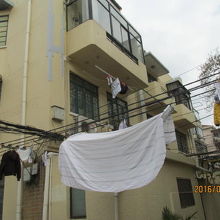 3階建て建物の集合住宅。