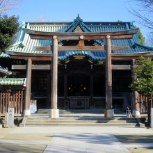 正面の「拝殿」前には、珍しい三輪鳥居