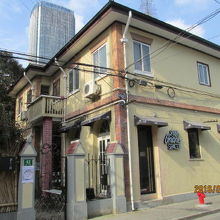 華亭路42号の建物、1階はお店なのか？