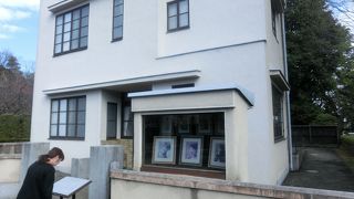 白い壁に赤いとんがり帽子の屋根、絵本の世界