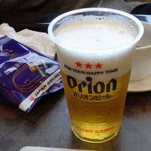 プラコップのビールは、国内外のラウンジでは初めてだ
