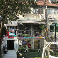 3階建ての１階は美容室。