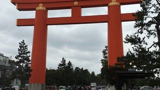 真っ赤でとても大きな鳥居。京都マラソンのゴール地点です。