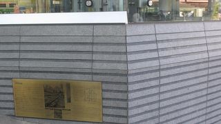 石組下水溝が再現されています