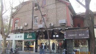 大邸宅が並んでいます。娘の夢に出て来た宮殿を建てました。