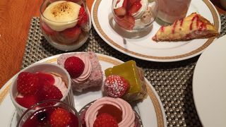 ストロベリースイーツビッフェへ。
