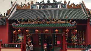 色鮮やかな赤が印象的なお寺