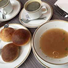 焼き立てパンとオニオンスープ