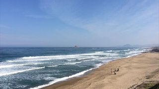 日本海の海なので、白波が立っていて、雄大な景色を見る事のできるそんな海岸です。