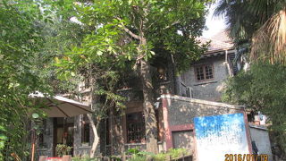 広い庭を持った大邸宅が建ち並んでいます。