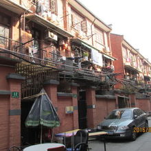 花園坊は3階建ての長屋住宅造り、