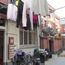 入り口のポストの数で世帯数を推測します。