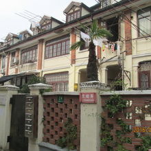 長屋住宅1ヶ所の入口に7ヶの郵便受けがある。