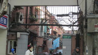 フランス租界を南北に走る住宅道路に今も残る住宅街花園坊。多くの住民が生活してます。