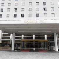 川沿いの大きなホテル