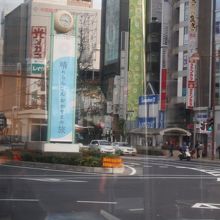 駅から出たところの車窓