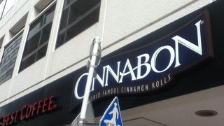 明治通り沿いのシナボンとコーヒーのお店