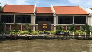 橋のたもとにあります