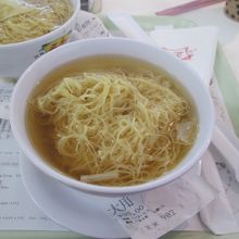 普通のワンタン麺は下にエビ雲?がたくさん入ってます：55HK