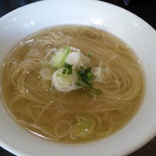 麺とスープのみ先に来る、トッピングは後なので不安になる