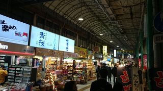 沖縄の変わった種類の魚介類が並ぶ市場。買った魚介類をその場で調理してくれる店も有り。