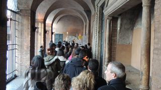 観光客で長い行列ができていますが、それほど待たないで写真が撮れました