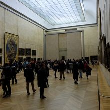 モナリザの展示室　中央の縦壁に防弾ガラスに守られてあります