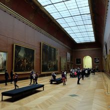 モナリザの展示室の隣の隣には巨大なナポレオンの戴冠があります