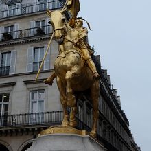 右折の目印　黄金のジャンヌダルク騎馬像