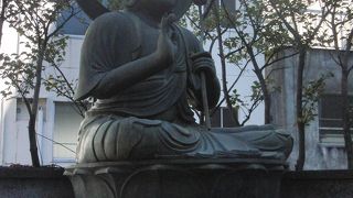 路地ウラにひっそりと。