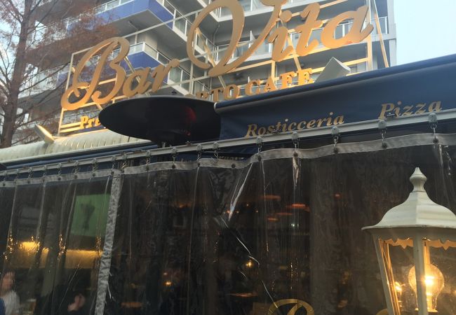 パリの街角にありそうなレストラン♪