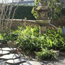 黙阿弥の石燈籠と解説が右側に見られます。蹲踞も置かれています