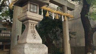 栄のど真ん中ににある神社
