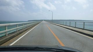 海の上を一直線の爽快ドライブ