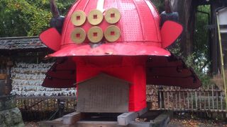 朱色の兜がインパクト？