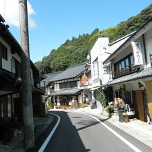 かつての宿場の面影をもつ町並みの一部として趣のある外観