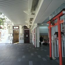 歌舞伎稲荷大明神から歌舞伎座を見ています。看板が見えます。