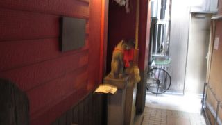 通路のような道の途中にあります