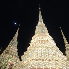 輝く仏塔のうえに月が微笑んでいます