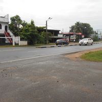 エントランスから通りを臨む