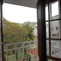 木の扉とベランダ