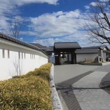 水戸市立第二中学校の校門前にあります