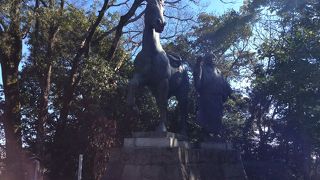 夫婦別々の場所に　銅像あります