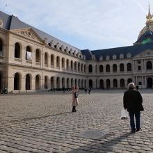 アンヴァリッド内部　左に軍事博物館　中央がサン・ルイ教会