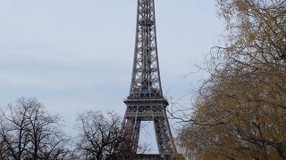 曲線が美しいパリのシンボル　エッフェル塔