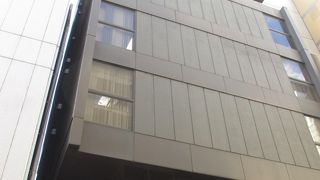 裏から見るとユニークな形をしています