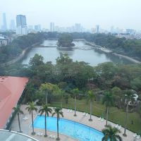 内庭・プールそして池と公園