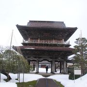 山門が見ごたえある寺町にあるお寺です。