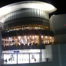 はっと目を奪われる建物です。