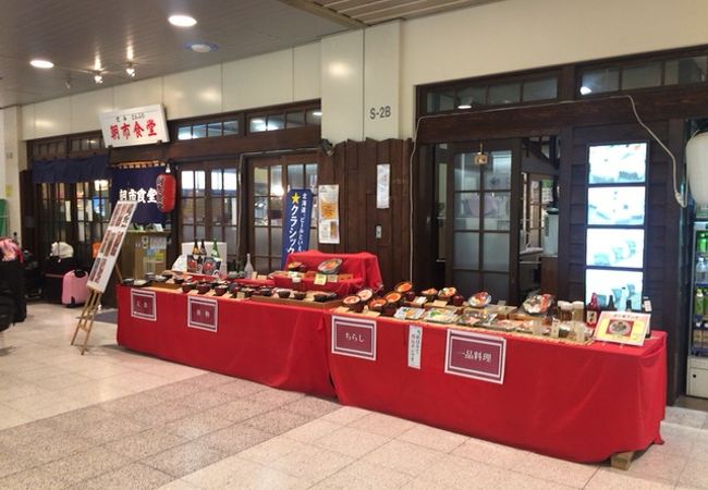 朝早くからオープンしている空港内食堂